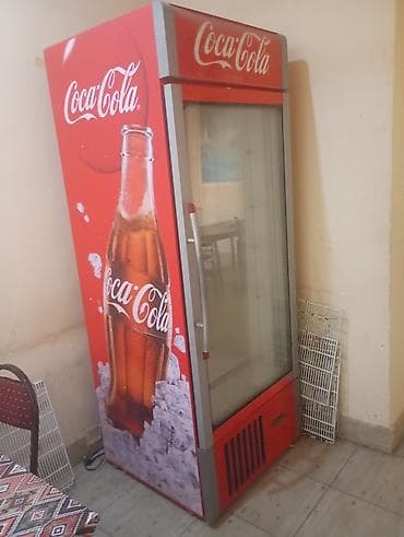 Kommersiya içki soyuducusu – Coca‑Cola brend vitrin soyuducu - Şüşə
