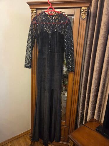 midi məxmər ətəklər: Uzunqol qara rəngli qadın donu. Üst hissəsi və qolları şəffaf parça — 1