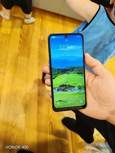 Smartfon, böyük tam ekran displey və mərkəzdə ön kamera dəliyi ilə