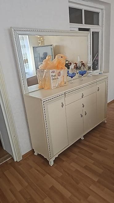 qrafin desti: Klassik üslubda krem rəngli mebel dəsti Dəst tərkibi: - Üstündə böyük — 1
