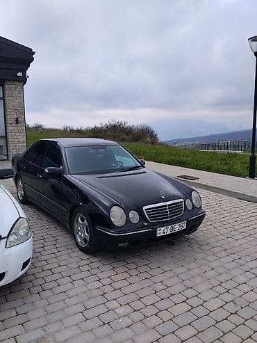 mersedes c200: Mercedes-Benz E-Class (W210) sedan – qara rəng. - Kuzov: 4 qapılı — 2