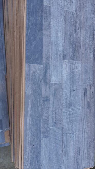 Lamint döşəmə panelləri – boz/soyuq ağac teksturası - Material