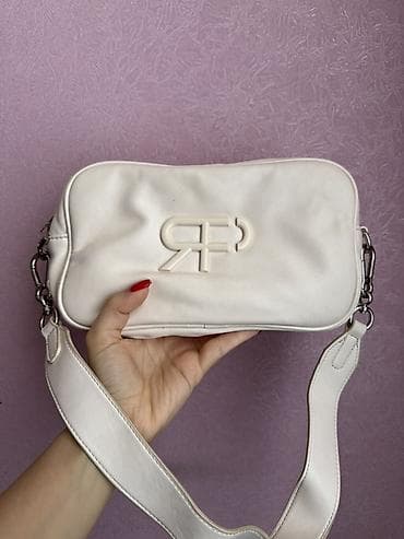 Ağ rəngli çiyin/çapraz asma çantası uzun və qısa qulpları var Gənclik