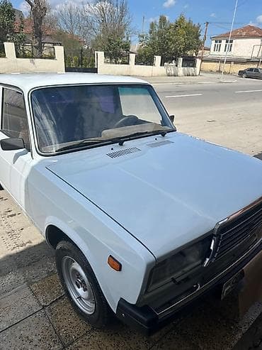 07 arxa kapot: Model: Lada Riva (VAZ 2107 seriyası) Kuzov: sedan, ağ rəng Ön və arxa — 2