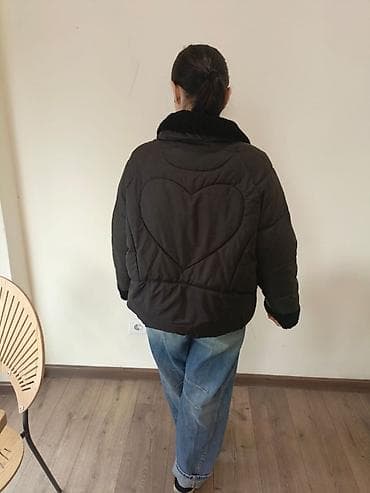 pencekler: Qadınlar üçün qara şişmə qısa gödəkçə - Arxa hissədə böyük ürək — 2