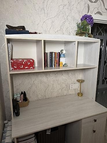 Açıq rəngli kompüter/yazı masası üst rəf hissəsi ilə birlikdə təqdim — 2