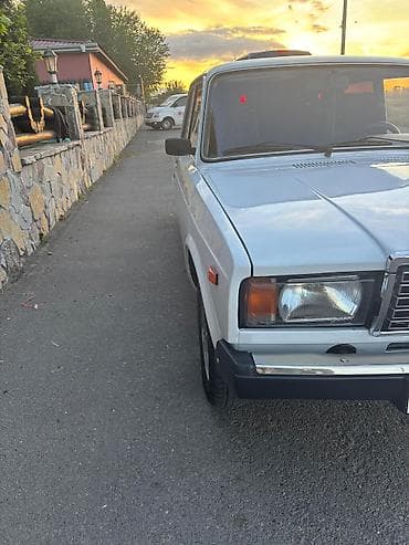 lada vesda: VAZ 2107 sedan – ağ rəng, klassik gövdə dizaynı. ela vezyetdedi hec — 4