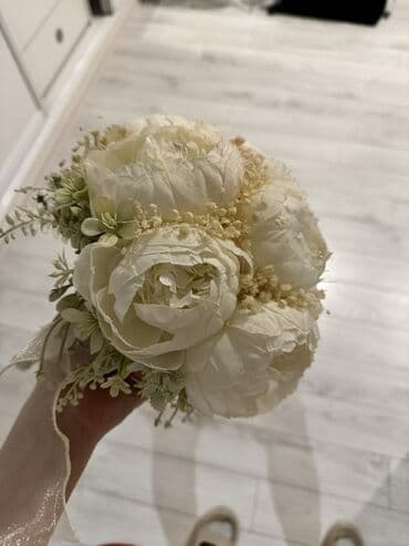 tikanli guller: Ağ rəngli süni gəlin buketi - Tərkib: iri ölçülü ağ pion formalı süni — 5