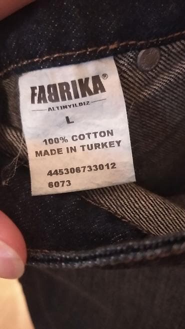 Denim ətək – tünd göy, mini/orta uzunluq. Xüsusiyyətlər: - Kəsim — 9
