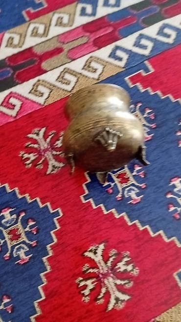 Mis qab – misdən hazırlanmış, ənənəvi naxışlı kiçik qab. - Material