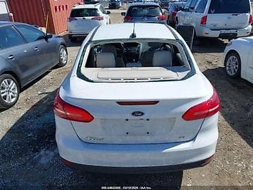 şevralit avtomobil: Ford Focus sedan, ağ rəng. - Kuzov: 4 qapılı sedan, aerodinamik qabaq — 2