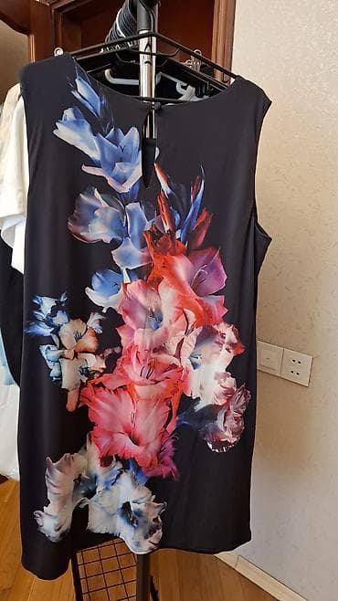 libas: Wallis qadın paltarı - Model: qolsuz, düz kəsim, dairəvi yaxalıq - — 2