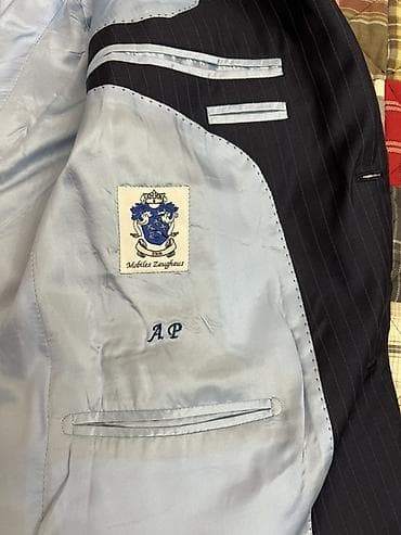 is formasi: Tünd göy rəngdə, incə zolaqlı kişi pencəyi. Xüsusiyyətlər: - Klassik — 9