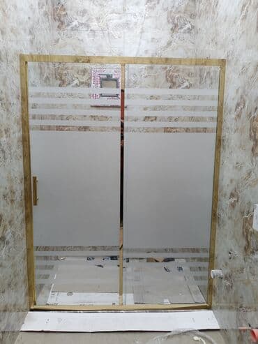 hamam kabin: Qızılı rəngli çərçivəyə malik, şüşəsi buzlu və zolaqlı dizaynlı — 2