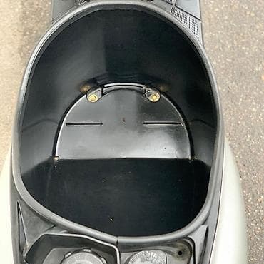 18 disk təkər: Gümüşü rəngdə, qara detallarla bəzədilmiş Suzuki skuter. Bu model — 7