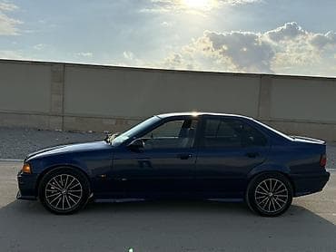 byd satilir: BMW 3 Seriyası E36 sedan – tünd mavi rəngdə, 4 qapılı gövdə. Klassik — 1