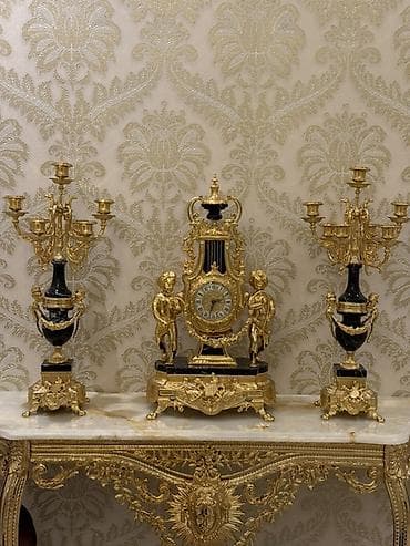 ritual şamlar: Barokko üslubunda saat və şamdanlardan ibarət dekorativ masaüstü — 1