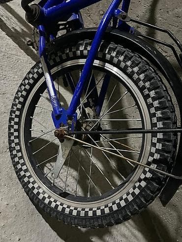 20 velosiped: Mavi rəngli BMX tipli velosiped. Kompakt ölçülü çərçivəyə malikdir və — 6