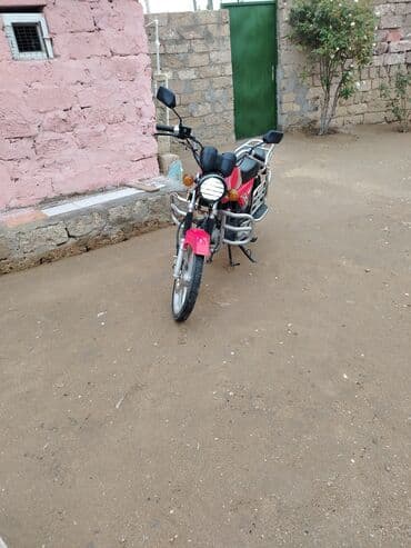 moped model: MX49 motosiklet - Rəng: qırmızı, dekorativ zolaqlar - Model üzərində — 2