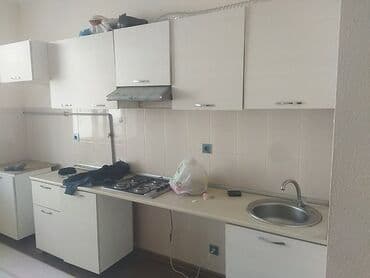 Divan və masa dəstləri: Mətbəx mebeli dəsti - Üst və alt dolablar: ağ rəngli, sadə və müasir — 1