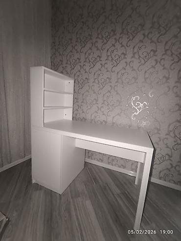 Ağ rəngdə çoxfunksiyalı masa dəsti. Dırnaq masası və Güzgülü