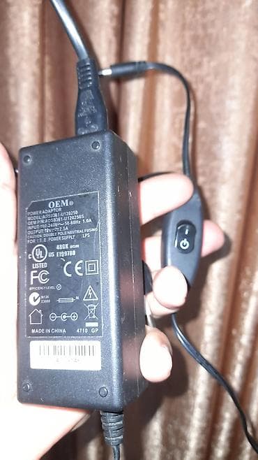 12 volt 2.5 Amper adapter .qida bloku
