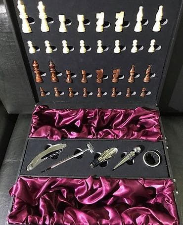 şahmat: Şahmat dəsti, qızılı və gümüşü rəngli parçaları olan, qara rəngli — 8