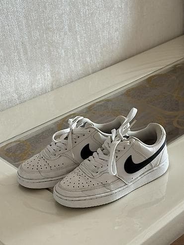 krasovka kişi: Nike ağ rəngli idman ayaqqabısı - Klassik dizayn: ağ dəri üstlük — 1