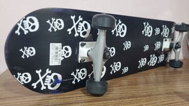 купить скейтборд в баку: Skateboard – qara rəngdə, kəllə-sümüklü naxışlı dizayn Продаю скейт — 1
