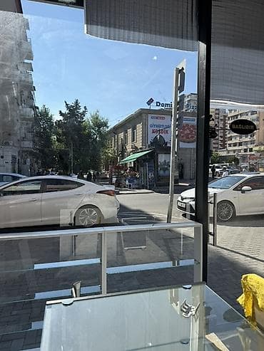 Qara qarayev metrosunun çıxışında telefon mağazasının içinde vitrin