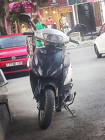 volta moped: Şəhər içi istifadə üçün komfortlu skuter - Korpus: ağ-qara rəng — 1