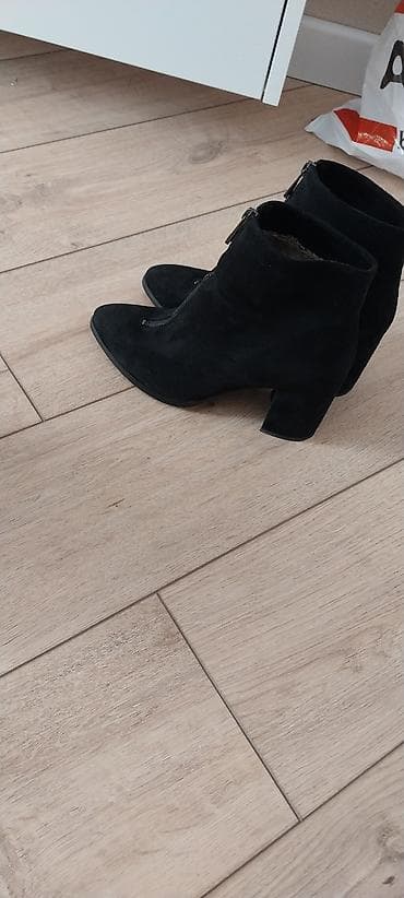 qış botinkaları: Qadın çəkməsi – qara rəng, süet material - Model: Qısa boğazlı, yandan — 2