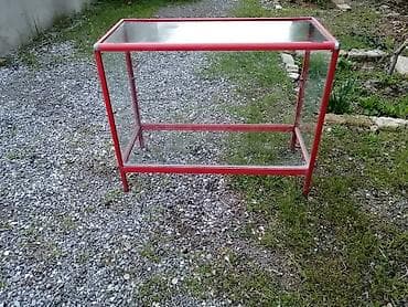 setka vitrin: Qırmızı metal karkaslı şüşə vitrin Mağazada məhsul nümayişi üçün və ya — 1