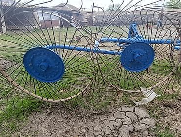 kia ceed ekran: Ot yığımı üçün traktor qoşqusu – işlək vəziyyətdə alan adamla — 1