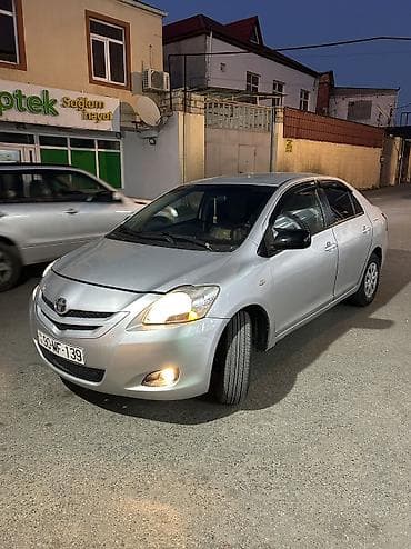 aftamabiller: Toyota Yaris: 1.3 l | 2007 il Sedan — 4