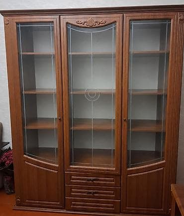 salon dolab: Klassik üslubda vitrinli şkaf - Rəng: qəhvəyi (ceviz tonları) Şkafın — 1