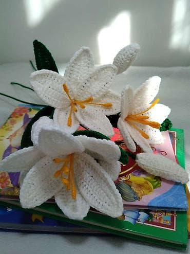 Süni güllər: Розы, лилии вязаные . Цена 4маната 1штука. Возможна доставка — 2