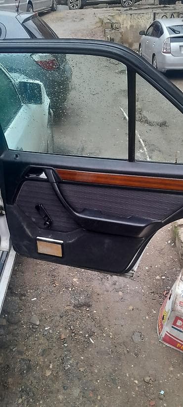 Motonəqliyyat: Mercedes-Benz 250: 2.5 l | 1995 il Sedan — 4