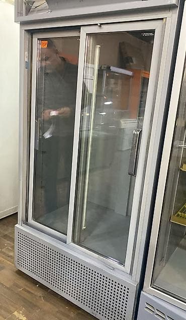 Şüşə vitrinli soyuducu vitrina - İki sürgülü şüşə qapı: məhsulların