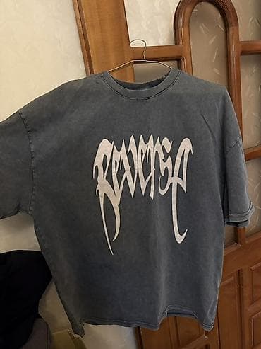 Qrafik printli unisex T‑shirt - Rəng: köhnə effektli tünd boz — 1