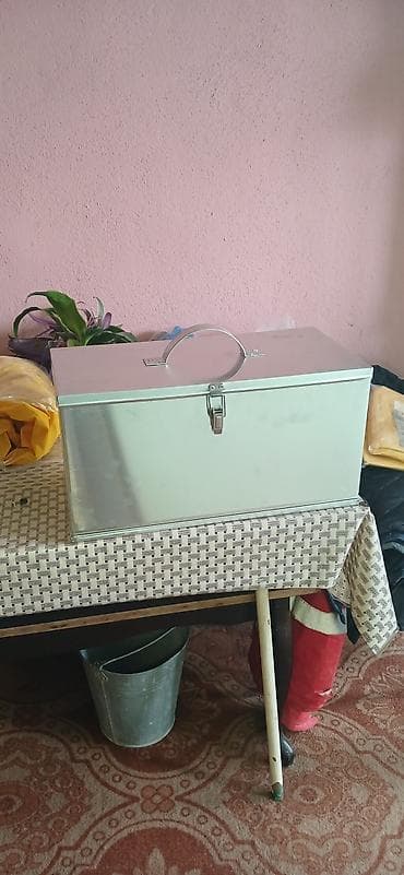 sandiq aliram: Metal saxlama/qutu – kilidli - Material: möhkəm metal — 2