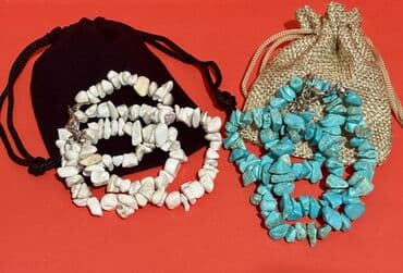 gümüş qolbaqlar qadin üçün: Təbii firuzə daşlardan hazırlanmış 2 ədəd boyunbağı dəsti. İkisi — 1