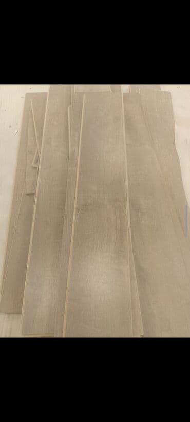 Rezin döşəmə örtüyü: 100 kv Laminant yaxşı vəziyyətdədir belə kvadratı 25 AZN ə olan — 1