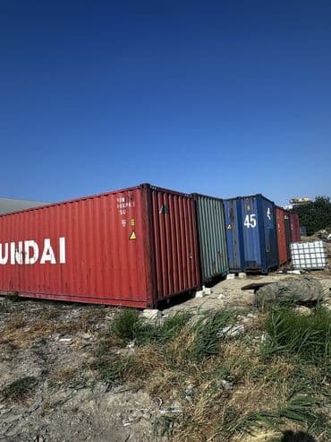 anbar üçün konteyner: Müxtəlif rənglərdə olan dəniz konteynerləri. Bu konteynerlər malların — 3