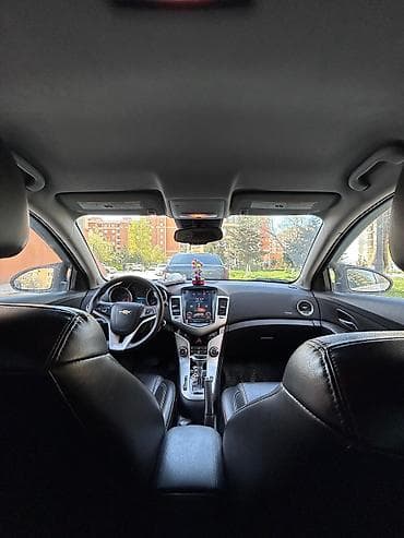 Chevrolet Cruze – sedan, ağ rəng, sport üslubunda tam body-kiti ilə