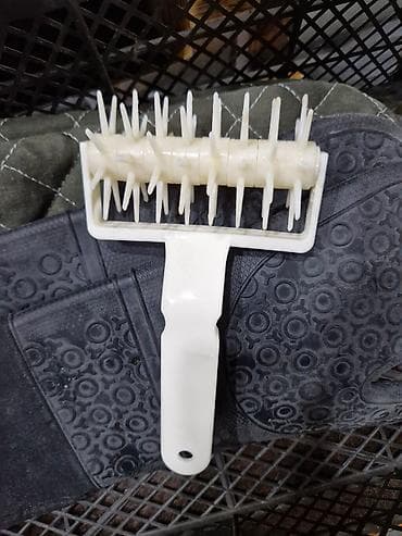 Ağ rəngli plastikdən hazırlanmış bu xəmir deşən, xəmirin qabarmasının