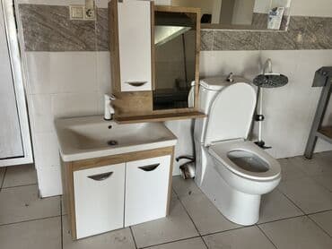Ağ və ağac rəngli hamam mebeli dəsti, inteqrasiya olunmuş lavabo
