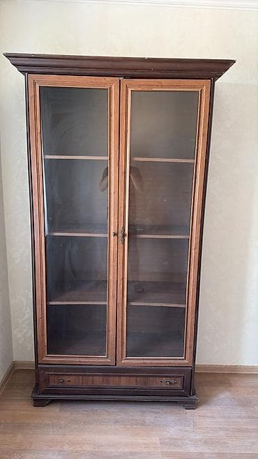 Bufetlər: Şüşəli vitrin şkaf - Material: təbii ağac karkas, ön hissədə — 1