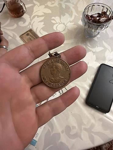 Sovet dövrünə aid orijinal bürünc medal. Ön üzündə profil təsviri və