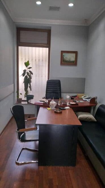 аренда торгового места в магазине: Gənclik metrosuna yaxın yol kənarı ümumi sahəsi 100 kv,m olan — 2